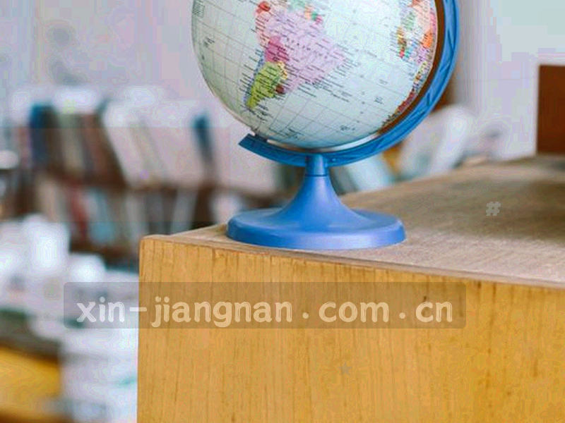 折叠手机与问号线条组成的帮助中心抽象图